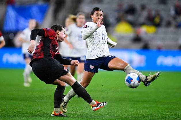RECORD DATE NOT STATED Concacaf W Gold Cup 2024 Canada 2-2 United States Vanessa Gilles (L) of Canada fights for the ball with Sophia Smith (R) of USA during the Semifinals match between Canada and United States (USA) as part of the Concacaf Womens Gold Cup 2024, at Snapdragon Stadium on March 06, 2024 in San Diego, California, United States. SAN DIEGO CALIFORNIA UNITED STATES  Copyright: xJorgexMartinezx 20240307000123_CWGC_2024_SF_CAN_USA_GILLES208