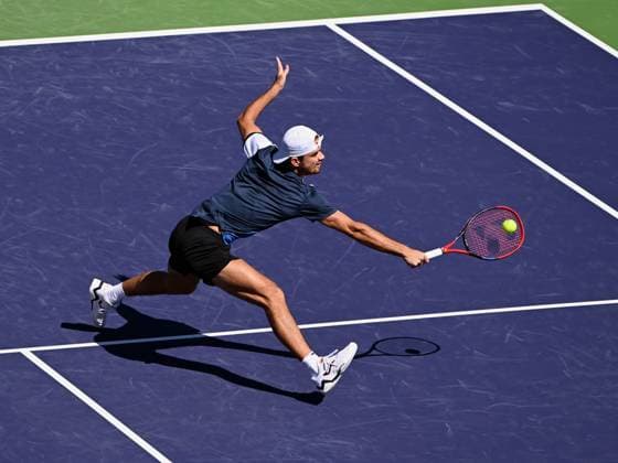 INDIAN WELLS, CA - MARCH 07: Tomas Machac (CZE) chases the ball and hits a return during an ATP, Tennis Herren tennis match played on March 7, 2024 at the BNP Paribas Open at the Indian Wells Tennis Garden in Indian Wells, CA. (Photo by John Cordes Icon Sportswire) TENNIS: MAR 07 BNP Paribas Open EDITORIAL USE ONLY Icon506240307003