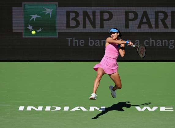 INDIAN WELLS, CA - MARCH 07: Emma Raducanu (GBR) in the air after hitting the ball during a WTA, Tennis Damen tennis match played on March 7, 2024 at the BNP Paribas Open at the Indian Wells Tennis Garden in Indian Wells, CA. (Photo by John Cordes Icon Sportswire) TENNIS: MAR 07 BNP Paribas Open EDITORIAL USE ONLY Icon506240307026