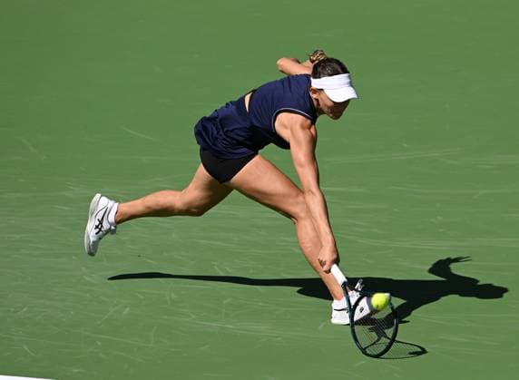 INDIAN WELLS, CA - MARCH 07: Rabeka Masarova (ESP) chases after and returns the ball during a WTA, Tennis Damen tennis match played on March 7, 2024 at the BNP Paribas Open at the Indian Wells Tennis Garden in Indian Wells, CA. (Photo by John Cordes Icon Sportswire) TENNIS: MAR 07 BNP Paribas Open EDITORIAL USE ONLY Icon506240307040