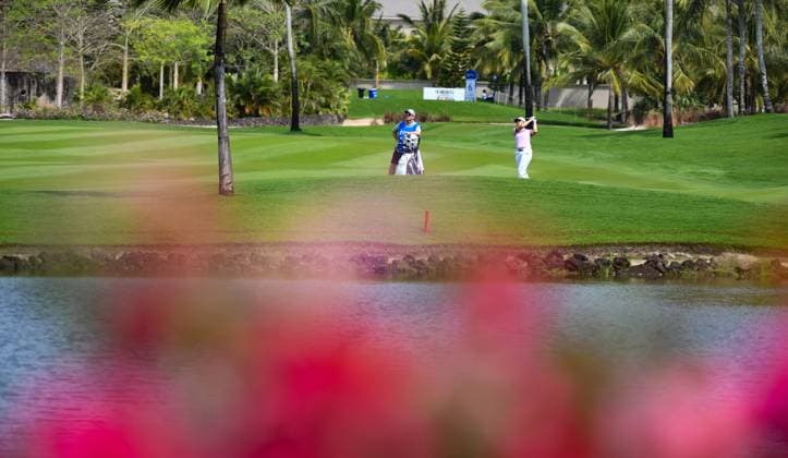 (240308) -- LINGSHUI, March 8, 2024 -- Yin Ruoning (R) of China plays a shot during the second round of the Blue Bay LPGA, Golf Damen golf tournament in Lingshui, south China s Hainan Province, March 8, 2024. ) (SP)CHINA-HAINAN-LINGSHUI-GOLF-BLUE BAY LPGA (CN) YangxGuanyu 