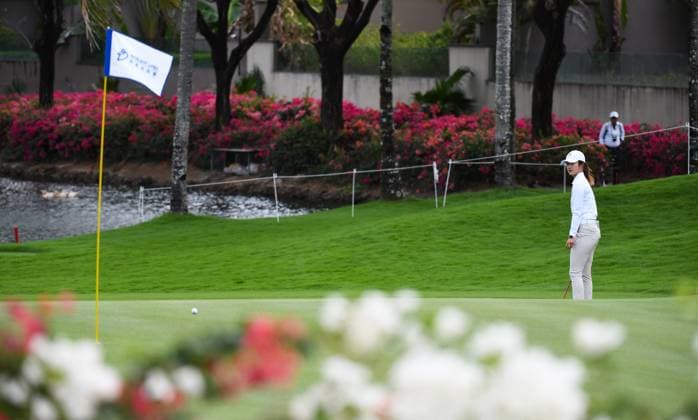 (240308) -- LINGSHUI, March 8, 2024 -- Liu Yu of China watches a shot during the second round of the Blue Bay LPGA, Golf Damen golf tournament in Lingshui, south China s Hainan Province, March 8, 2024. ) (SP)CHINA-HAINAN-LINGSHUI-GOLF-BLUE BAY LPGA (CN) YangxGuanyu 