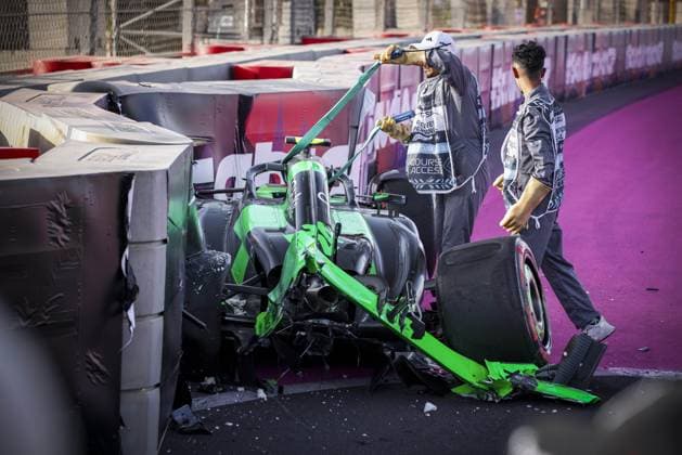 24 ZHOU Guanyu (chi), Stake F1 Team Kick Sauber C44, action, crash, accident, during the Formula 1 STC Saudi Arabian Grand Prix 2024, 2nd round of the 2024 Formula One World Championship, WM, Weltmeisterschaft from March 7 to 9, 2024 on the Jeddah Corniche Circuit, in Jeddah, Saudi Arabia - F1 - SAUDI ARABIAN GRAND PRIX 2024 DPPI Panoramic 240308_R02_SAUDI_5XB_9506