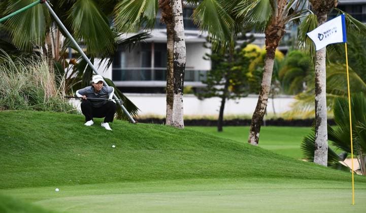 (240308) -- LINGSHUI, March 8, 2024 -- An Narin of South Korea lines up a shot during the second round of the Blue Bay LPGA, Golf Damen golf tournament in Lingshui, south China s Hainan Province, March 8, 2024. ) (SP)CHINA-HAINAN-LINGSHUI-GOLF-BLUE BAY LPGA (CN) YangxGuanyu 