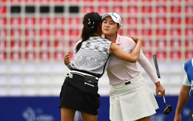 (240308) -- LINGSHUI, March 8, 2024 -- Lee Minjee (R) of Australia and Ko Lydia of New Zealand hug after the second round of the Blue Bay LPGA, Golf Damen golf tournament in Lingshui, south China s Hainan Province, March 8, 2024. ) (SP)CHINA-HAINAN-LINGSHUI-GOLF-BLUE BAY LPGA (CN) YangxGuanyu 
