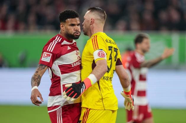 08.03.2024, Fussball, Saison 2023 2024, 2. Bundesliga, 25. Spieltag, Fortuna Düsseldorf - Hamburger SV, v. l. Jamil Siebert (Fortuna Düsseldorf) und Torwart Florian Kastenmeier (Fortuna Düsseldorf) klatschen ab, Düsseldorf Merkur Spiel Arena NRW Deutschland xRHR-FOTO DEx *** 08 03 2024, Football, Season 2023 2024, 2 Bundesliga, Matchday 25, Fortuna Düsseldorf Hamburger SV, f l Jamil Siebert Fortuna Düsseldorf and goalkeeper Florian Kastenmeier Fortuna Düsseldorf high-five, Düsseldorf Merkur Spiel Arena NRW Germany xRHR PHOTO DEx Copyright: DennisxEwert RHR-FOTOx RHR-FOTO DE