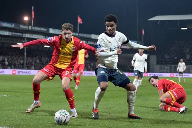 DEVENTER - (l-r) Evert Linthorst of Go Ahead Eagles, Malik Tillman of PSV Eindhoven during the Dutch Eredivisie match between Go Ahead Eagles and PSV Eindhoven at De Adelaarshorst on March 8, 2024 in Deventer, Netherlands. ANP Dutch Eredivisie 2023 2024 xVIxANPxSportx xxANPxIVx 493162093 originalFilename: 493162093.jpg