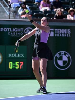 INDIAN WELLS, CA - MARCH 08: Jelena Ostapenko (LAT) serving during a WTA, Tennis Damen tennis match played on March 8, 2024 during the BNP Paribas Open played at the Indian Wells Tennis Garden in Indian Wells, CA. (Photo by John Cordes Icon Sportswire) TENNIS: MAR 08 BNP Paribas Open EDITORIAL USE ONLY Icon506240308004