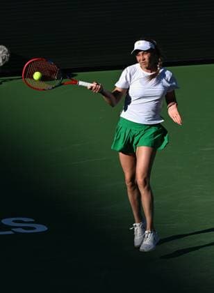 INDIAN WELLS, CA - MARCH 08: Donna Vekic (CRO) returns the ball during a WTA, Tennis Damen tennis match played on March 8, 2024 during the BNP Paribas Open played at the Indian Wells Tennis Garden in Indian Wells, CA. (Photo by John Cordes Icon Sportswire) TENNIS: MAR 08 BNP Paribas Open EDITORIAL USE ONLY Icon506240308119