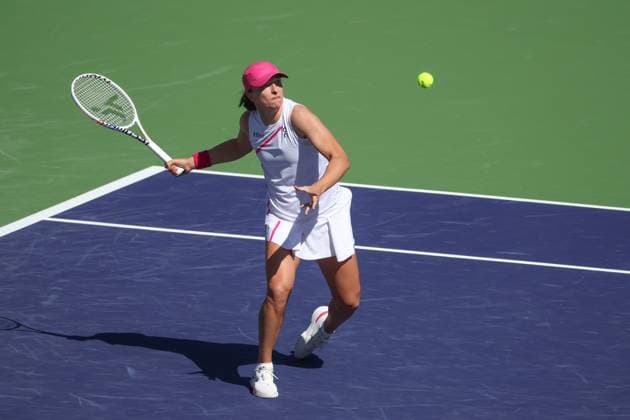INDIAN WELLS, CA - MARCH 08: Iga Swiatek (POL) hits a forehand during the BNP Paribas Open on March 8, 2024 at Indian Wells Tennis Garden in Indian Wells, CA. (Photo by George Walker Icon Sportswire) TENNIS: MAR 08 BNP Paribas Open EDITORIAL USE ONLY Icon240308059