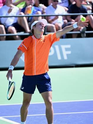 INDIAN WELLS, CA - MARCH 08: Alex De Minaur (AUS) serving during a ATP, Tennis Herren tennis match played on March 8, 2024 during the BNP Paribas Open played at the Indian Wells Tennis Garden in Indian Wells, CA. (Photo by John Cordes Icon Sportswire) TENNIS: MAR 08 BNP Paribas Open EDITORIAL USE ONLY Icon506240308151