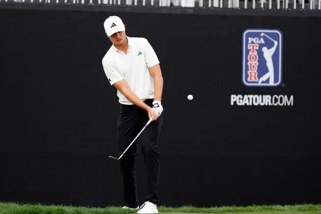 ORLANDO, FL - MARCH 08: PGA, Golf Herren golfer Ludvig Aberg chips on the 14th hole during the Arnold Palmer Invitational presented by MasterCard at the Arnold Palmer s Bay Hill Club & Lodge on March 8, 2024, in Orlando, Florida. (Photo by Brian Spurlock Icon Sportswire) GOLF: MAR 08 PGA Arnold Palmer Invitational presented by Mastercard EDITORIAL USE ONLY Icon24030872