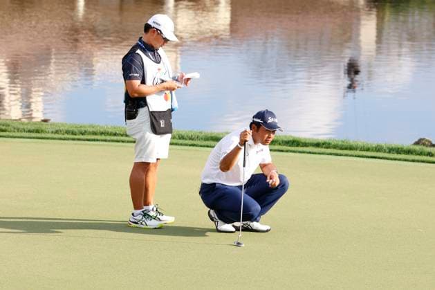 ORLANDO, FL - MARCH 08: PGA, Golf Herren golfer Hideki Matsuyama lines up his putt on the 18th hole during the Arnold Palmer Invitational presented by MasterCard at the Arnold Palmer s Bay Hill Club & Lodge on March 8, 2024, in Orlando, Florida. (Photo by Brian Spurlock Icon Sportswire) GOLF: MAR 08 PGA Arnold Palmer Invitational presented by Mastercard EDITORIAL USE ONLY Icon24030889
