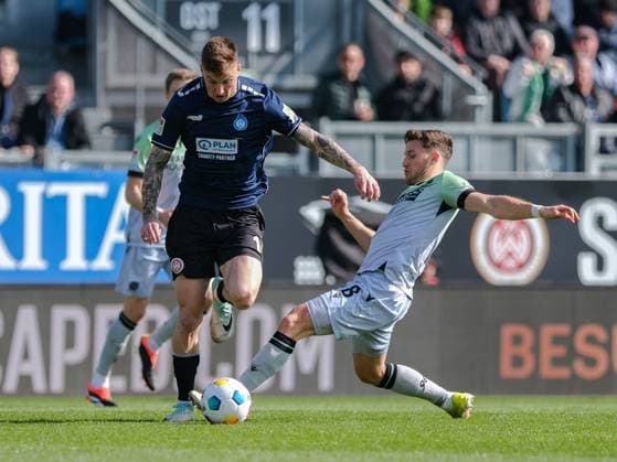Franko Kovacevic SV Wehen Wiesbaden, 14 in duel with Enzo Leopold Hannover 96, 8 , GER, SV Wehen Wiesbaden vs Hannover 96, Football, 2 Bundesliga, Matchday 25, Season 2023 2024, 09 03 2024 DFL REGULATIONS PROHIBIT ANY USE OF PHOTOGRAPHS AS IMAGE SEQUENCES AND OR QUASI VIDEO GER, SV Wehen Wiesbaden vs Hannover 96, Football, 2 Bundesliga, Matchday 25, Season 2023 2024, 09 03 2024 Wiesbaden Copyright: xEibner-Pressefoto FlorianxWieganx EP_FWD