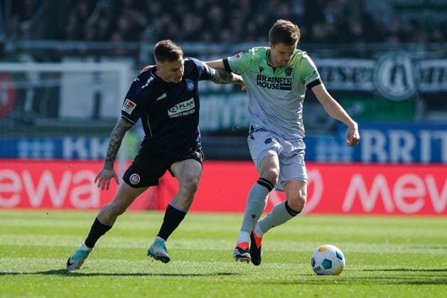 Franko Kovacevic SV Wehen Wiesbaden, 14 in duel with Fabian Kunze Hannover 96, 6 , GER, SV Wehen Wiesbaden vs Hannover 96, Football, 2 Bundesliga, Matchday 25, Season 2023 2024, 09 03 2024 DFL REGULATIONS PROHIBIT ANY USE OF PHOTOGRAPHS AS IMAGE SEQUENCES AND OR QUASI VIDEO GER, SV Wehen Wiesbaden vs Hannover 96, Football, 2 Bundesliga, Matchday 25, Season 2023 2024, 09 03 2024 Wiesbaden Copyright: xEibner-Pressefoto FlorianxWieganx EP_FWD
