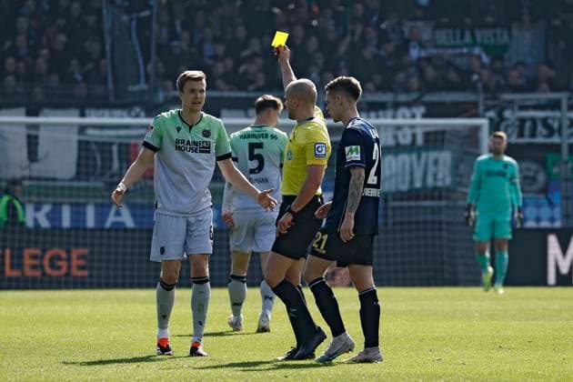 09 03 2024, xavx, Fußball 2 Bundesliga, SV Wehen Wiesbaden Hannover 96 emspor, v l Referee Referee Patrick Schwengers shows the yellow card for, shows yellow card to Fabian Kunze Hannover 96 DFL DFB REGULATIONS PROHIBIT ANY USE OF PHOTOGRAPHS as IMAGE SEQUENCES and or QUASI VIDEO Wiesbaden