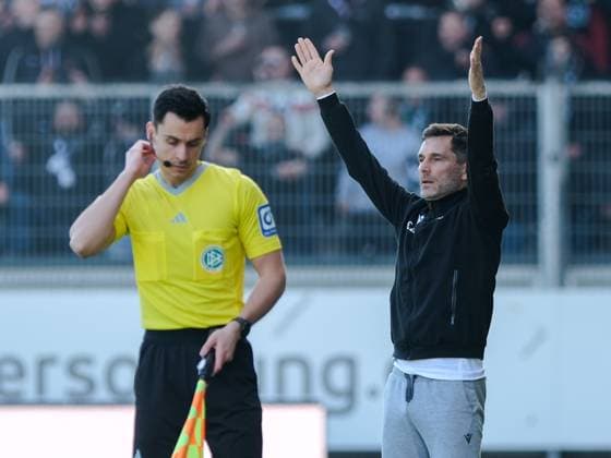 Stefan Leitl Hannover 96, Coach gestures, facial expressions, emotions, GER, SV Wehen Wiesbaden vs Hannover 96, Football, 2 Bundesliga, Matchday 25, Season 2023 2024, 09 03 2024 DFL REGULATIONS PROHIBIT ANY USE OF PHOTOGRAPHS AS IMAGE SEQUENCES AND OR QUASI VIDEO GER, SV Wehen Wiesbaden vs Hannover 96, Football, 2 Bundesliga, Matchday 25, Season 2023 2024, 09 03 2024 Wiesbaden Copyright: xEibner-Pressefoto FlorianxWieganx EP_FWD