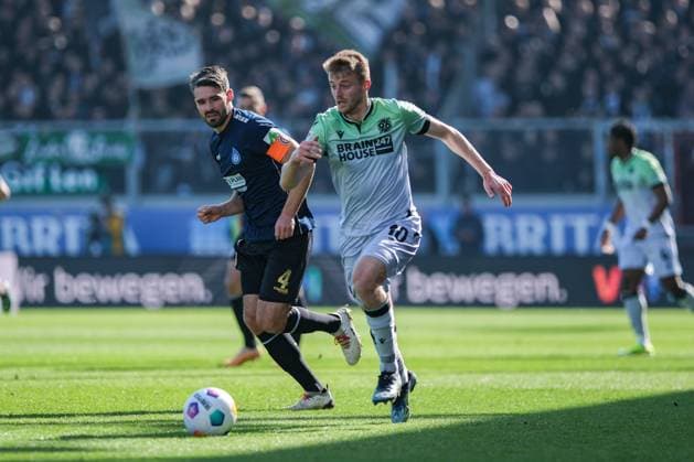 Ron Robert Zieler Hannover 96, 1 on the ball, GER, SV Wehen Wiesbaden vs Hannover 96, Football, 2 Bundesliga, 25 Matchday, Season 2023 2024, 09 03 2024 DFL REGULATIONS PROHIBIT ANY USE OF PHOTOGRAPHS AS IMAGE SEQUENCES AND OR QUASI VIDEO GER, SV Wehen Wiesbaden vs Hannover 96, Football, 2 Bundesliga, 25 Matchday, Season 2023 2024, 09 03 2024 Wiesbaden Copyright: xEibner-Pressefoto FlorianxWieganx EP_FWD