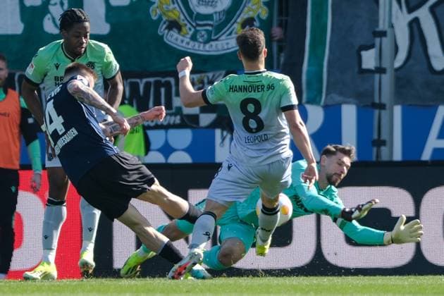 Nick Baetzner SV Wehen Wiesbaden, 8 , Enzo Leopold Hannover 96, 8 Ron Robert Zieler Hannover 96, 1 , GER, SV Wehen Wiesbaden vs Hannover 96, Football, 2 Bundesliga, Matchday 25, Season 2023 2024, 09 03 2024 DFL REGULATIONS PROHIBIT ANY USE OF PHOTOGRAPHS AS IMAGE SEQUENCES AND OR QUASI VIDEO GER, SV Wehen Wiesbaden vs Hannover 96, Football, 2 Bundesliga, Matchday 25, Season 2023 2024, 09 03 2024 Wiesbaden Copyright: xEibner-Pressefoto FlorianxWieganx EP_FWD