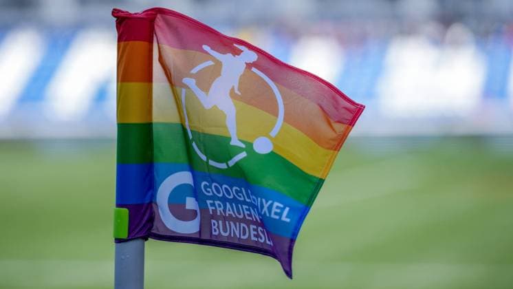 Eine Eckfahne mit dem Logo der Google Pixel Frauen-Bundesliga weht im Wind, Ligalogo, Fahne, Verein, Einzelbild, Einzelfoto, Symbolfoto, Symbolbild, Symbol, Aktion, Action, 09.03.2024, Sinsheim (Hoffenheim) (Deutschland), Fussball, Google Pixel Frauen-Bundesliga, TSG 1899 Hoffenheim - 1. FC Nürnberg, DFB DFL REGULATIONS PROHIBIT ANY USE OF PHOTOGRAPHS AS IMAGE SEQUENCES AND OR QUASI-VIDEO. *** A corner flag with the logo of the Google Pixel Womens Bundesliga blowing in the wind, league logo, flag, club, single image, single photo, symbol photo, symbol image, icon, action, action, 09 03 2024, Sinsheim Hoffenheim Germany , Football, Google Pixel Womens Bundesliga, TSG 1899 Hoffenheim 1 FC Nürnberg, DFB DFL REGULATIONS PROHIBIT ANY USE OF PHOTOGRAPHS AS IMAGE SEQUENCES AND OR QUASI VIDEO xozx