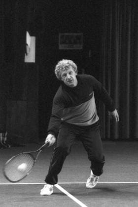 Karl-Heinz Feldkamp (Fußballtrainer) 05 83 stroe Karl-Heinz Feldkamp beim Tennisspielen am 27. Mai 1983 Deutschland deutsch deutscher Mann Fußball Sportler Fußballspieler Trainer Bundesliga Liga german soccer coach hoch ganz laufend Tennis Tennisschläger haltend Tennisball Ball parierend Homestory exklusiv exklusive sw *** Karl Heinz Feldkamp soccer coach 05 83 stroe Karl Heinz Feldkamp playing tennis on 27 May 1983 Germany german german man soccer sport athlete soccer player coach Bundesliga league german soccer coach high all running tennis tennis tennis racket holding tennis ball ball parrying home story exclusive exclusive sw