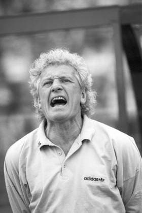 Karl-Heinz Feldkamp (Fußballtrainer) 05 88 hör Karl-Heinz Feldkamp während des Fußballspieles FC Schalke 04 gegen Eintracht Frankfurt im Parkstadion Gelsenkirchen im Mai 1988 Deutschland deutsch deutscher Mann Fußball Sportler Fußballspieler Trainer Bundesliga Liga german soccer coach hoch halb stehend rufend brüllend schreiend erregt sw *** Karl Heinz Feldkamp soccer coach 05 88 listen Karl Heinz Feldkamp during the soccer match FC Schalke 04 against Eintracht Frankfurt in the Parkstadion Gelsenkirchen in May 1988 Germany german german man soccer sport athlete soccer player coach Bundesliga league german soccer coach high half standing shouting screaming excited sw