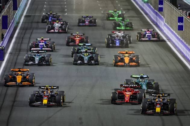 01 VERSTAPPEN Max (nld), Red Bull Racing RB20, 11 PEREZ Sergio (mex), Red Bull Racing RB20 and 16 LECLERC Charles (mco), Scuderia Ferrari SF-24, action, start of the race, depart, during the Formula 1 STC Saudi Arabian Grand Prix 2024, 2nd round of the 2024 Formula One World Championship, WM, Weltmeisterschaft from March 7 to 9, 2024 on the Jeddah Corniche Circuit, in Jeddah, Saudi Arabia - F1 - SAUDI ARABIAN GRAND PRIX 2024 DPPI Panoramic 240309_R02_SAUDI_AV3_0816