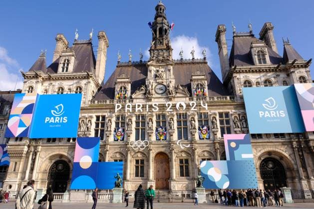Paris 2024 Symbols On City Hall - Paris The Olympic and Paralympic symbols are on display at Paris City Hall. The 2024 Summer Olympics will be held in Paris from July 26 to August 11, 2024. in Paris, France on March 8, 2024. Photo by Marie Hubert Psaila ABACAPRESS.COM PAris France  Copyright: xHubertxPsailaxMarie ABACAx