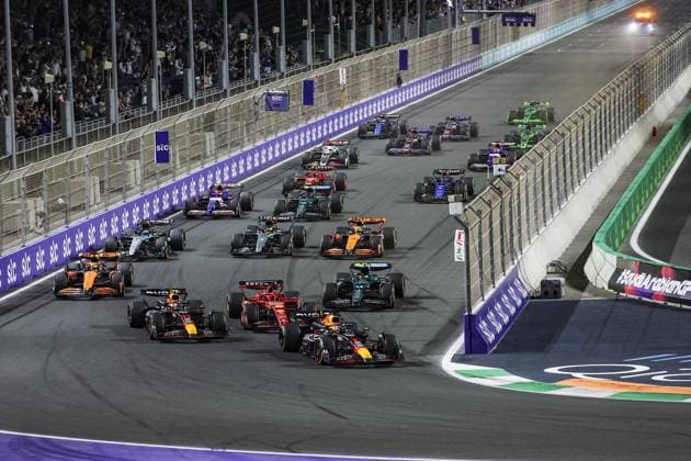 01 VERSTAPPEN Max (nld), Red Bull Racing RB20, 11 PEREZ Sergio (mex), Red Bull Racing RB20, 16 LECLERC Charles (mco), Scuderia Ferrari SF-24, action, start of the race, depart, during the Formula 1 STC Saudi Arabian Grand Prix 2024, 2nd round of the 2024 Formula One World Championship, WM, Weltmeisterschaft from March 7 to 9, 2024 on the Jeddah Corniche Circuit, in Jeddah, Saudi Arabia - F1 - SAUDI ARABIAN GRAND PRIX 2024 DPPI Panoramic 240309_R02_SAUDI_XB3_1001
