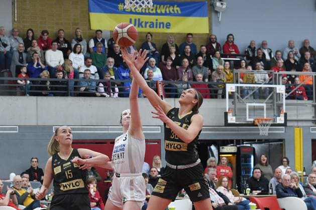 Basketball Women 1 Bundesliga 22 Matchday Herne TC Saarlouis Royals on 09 03 2024 in the H2K Arena in Herne Monika Jasnowska Saarlouis , left Olga Trzeciak Herne , center Isabelle Nicole Spingola Saarlouis , right xRx
