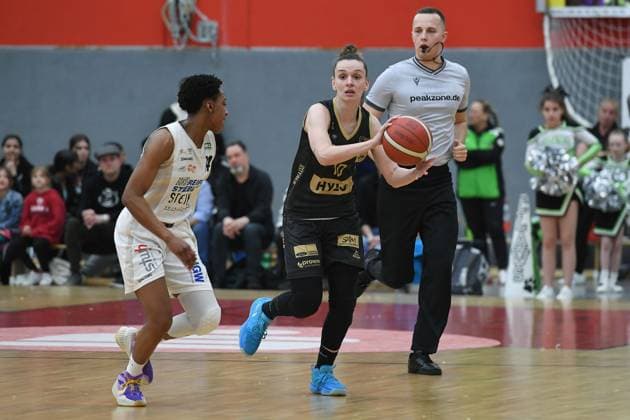 Basketball Women 1 Bundesliga 22 Matchday Herne TC Saarlouis Royals on 09 03 2024 in the H2K Arena in Herne Tayler Mingo Herne , left Sanja Mandic Saarlouis , right xRx