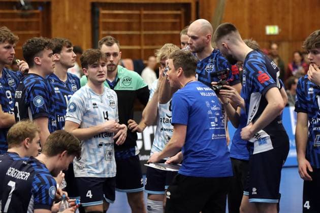 Volleyball Bundesliga Men, ASV Dachau vs VFB Friedrichshafen, 09 03 2024 Volleyball Bundesliga Men, ASV Dachau blue vs VFB Friedrichshafen white , Main Round, Munich, 09 03 2024 Picture time-out ASV Dachau blue Copyright: xBEAUTIFULxSPORTS NilsxKoepkex