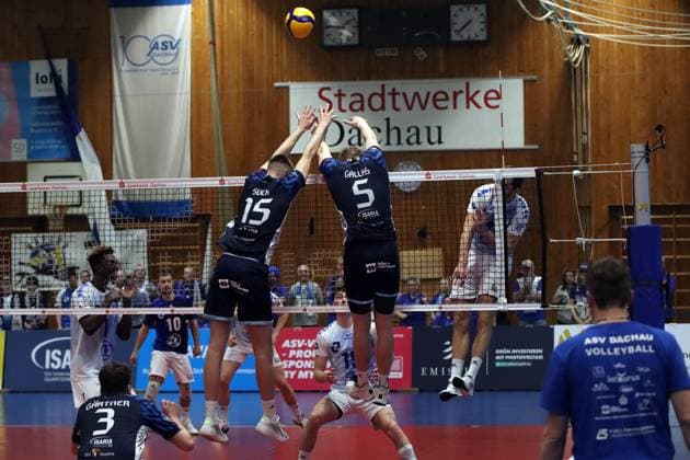 Volleyball Bundesliga Men, ASV Dachau vs VFB Friedrichshafen, 09 03 2024 Volleyball Bundesliga Men, ASV Dachau blue vs VFB Friedrichshafen white , Main Round, Munich, 09 03 2024 Picture Attack Tim Peter 4, VfB Friedrichshafen vs Fabian Suck 15, ASV Dachau , Simon Gallas 5, ASV Dachau Copyright: xBEAUTIFULxSPORTS NilsxKoepkex