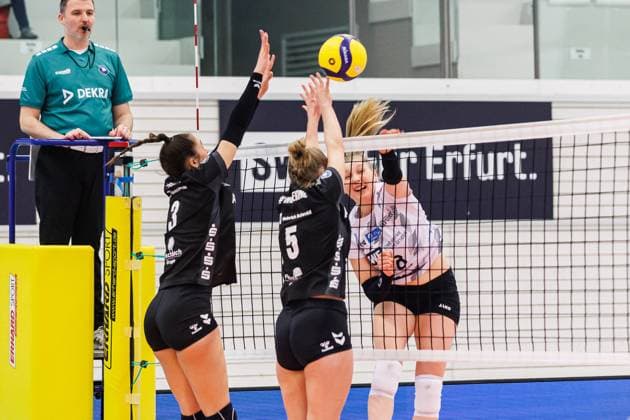 Sina Stöckmann Schwarz Weiss Erfurt, 8 with an attack against the block of Carlotta Strube Essen, 3 and Luzie Wiedeking Essen, 5 , 09 03 2024, Erfurt Germany , Volleyball, 2 Bundesliga Women Pro, Schwarz Weiss Erfurt Allbau Volleys Essen xprx