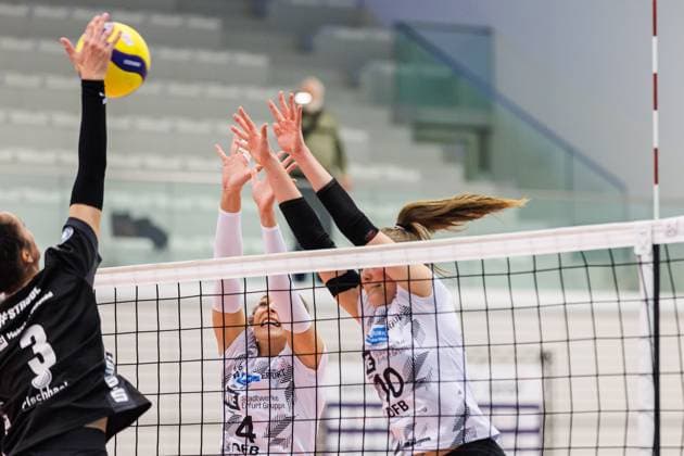 from left Carlotta Strube Essen, 3 with an attack against the block of Silvie Pavlova Schwarz Weiss Erfurt, 4 and Pia Mohr Schwarz Weiss Erfurt, 10 , 09 03 2024, Erfurt Germany , Volleyball, 2 Bundesliga Women Pro, Schwarz Weiss Erfurt Allbau Volleys Essen xprx
