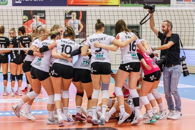 Jubilation, celebration at Schwarz Weiss Erfurt about the victory and the early championship in the 2 Bundesliga Pro, 09 03 2024, Erfurt Germany , Volleyball, 2 Bundesliga Women Pro, Schwarz Weiss Erfurt Allbau Volleys Essen xprx