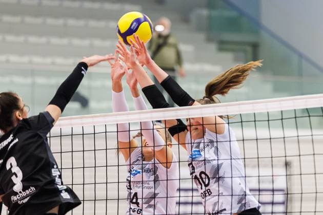 from left Carlotta Strube Essen, 3 with an attack against the block of Silvie Pavlova Schwarz Weiss Erfurt, 4 and Pia Mohr Schwarz Weiss Erfurt, 10 , 09 03 2024, Erfurt Germany , Volleyball, 2 Bundesliga Women Pro, Schwarz Weiss Erfurt Allbau Volleys Essen xprx