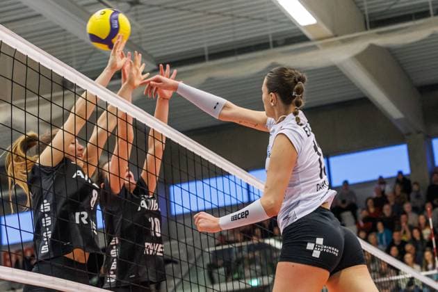 Lara Darowski Schwarz Weiss Erfurt, 13 against the block of Greta Antonia Rakow Essen, 8 and Sina Allzeit Essen, 10 , 09 03 2024, Erfurt Germany , Volleyball, 2 Bundesliga Women Pro, Schwarz Weiss Erfurt Allbau Volleys Essen xprx