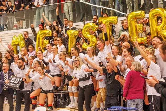 Sport Themen der Woche KW10 Sport Bilder des Tages Jubel, celebration bei Schwarz-Weiss Erfurt über den Sieg und die vorzeitige Meisterschaft in der 2. Bundesliga Pro, 09.03.2024, Erfurt (Deutschland), Volleyball, 2. Bundesliga Frauen Pro, Schwarz-Weiss Erfurt - Allbau Volleys Essen *** Jubilation, celebration at Schwarz Weiss Erfurt about the victory and the early championship in the 2 Bundesliga Pro, 09 03 2024, Erfurt Germany , Volleyball, 2 Bundesliga Women Pro, Schwarz Weiss Erfurt Allbau Volleys Essen xprx