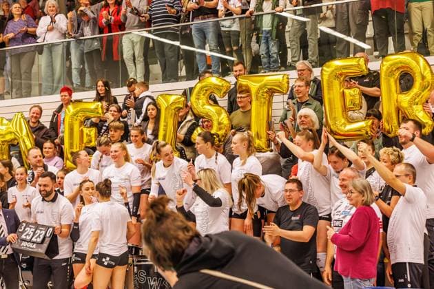 Jubilation, celebration at Schwarz Weiss Erfurt about the victory and the early championship in the 2 Bundesliga Pro, 09 03 2024, Erfurt Germany , Volleyball, 2 Bundesliga Women Pro, Schwarz Weiss Erfurt Allbau Volleys Essen xprx