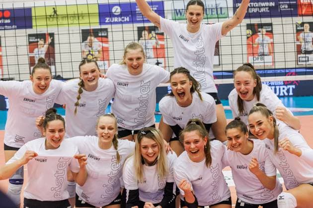 Jubilation, celebration at Schwarz Weiss Erfurt about the victory and the early championship in the 2 Bundesliga Pro team photo, line-up, team photo, 09 03 2024, Erfurt Germany , Volleyball, 2 Bundesliga Women Pro, Schwarz Weiss Erfurt Allbau Volleys Essen xprx