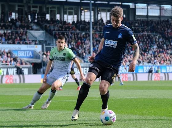 Marcus Mathisen SV Wehen Wiesbaden, 24 , Nicolo Tresoldi Hannover 96, 9 , GER, SV Wehen Wiesbaden vs Hannover 96, Football, 2 Bundesliga, Matchday 25, Season 2023 2024, 09 03 2024 DFL REGULATIONS PROHIBIT ANY USE OF PHOTOGRAPHS AS IMAGE SEQUENCES AND OR QUASI VIDEO GER, SV Wehen Wiesbaden vs Hannover 96, Football, 2 Bundesliga, Matchday 25, Season 2023 2024, 09 03 2024 Wiesbaden Copyright: xEibner-Pressefoto FlorianxWieganx EP_FWD