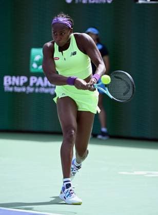 INDIAN WELLS, CA - MARCH 09: Coco Gauff (USA) returns the ball in a WTA, Tennis Damen tennis match played on March 9, 2024 during the BNP Paribas Open played at the Indian Wells Tennis Garden in Indian Wells, CA. (Photo by John Cordes Icon Sportswire) TENNIS: MAR 09 BNP Paribas Open EDITORIAL USE ONLY Icon506240309012