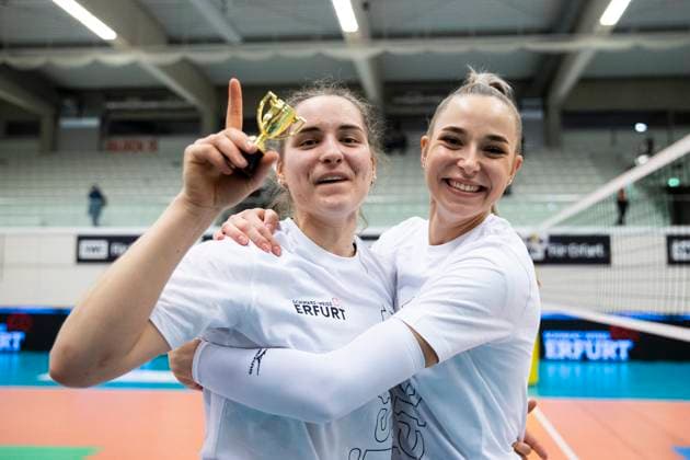 2 Bundesliga Women Pro Schwarz Weiss Erfurt vs Allbau Volleys Essen 09 03 2024 Cheering, Mia Anna Stauß 11 Schwarz Weiss Erfurt left and Silvie Pavlová 4 Schwarz Weiss Erfurt right 2 Bundesliga Women Pro Schwarz Weiss Erfurt vs Allbau Volleys Essen Riethsporthalle Erfurt 09 03 2024 Copyright: xBEAUTIFULxSPORTS Duehringx