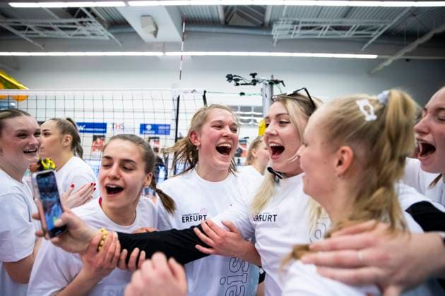 2 Bundesliga Women Pro Schwarz Weiss Erfurt vs Allbau Volleys Essen 09 03 2024 Cheers Schwarz Weiss Erfurt 2 Bundesliga Women Pro Schwarz Weiss Erfurt vs Allbau Volleys Essen Riethsporthalle Erfurt 09 03 2024 Copyright: xBEAUTIFULxSPORTS Duehringx