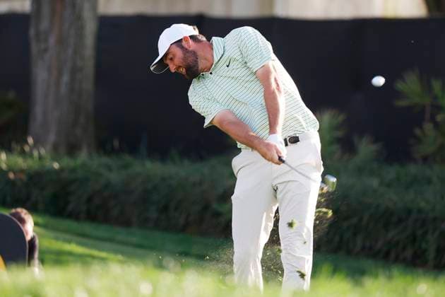 ORLANDO, FL - MARCH 09: PGA, Golf Herren golfer Scottie Scheffler hits his tee shot on the 17th hole during the Arnold Palmer Invitational presented by MasterCard at the Arnold Palmer s Bay Hill Club & Lodge on March 9, 2024, in Orlando, Florida. (Photo by Brian Spurlock Icon Sportswire) GOLF: MAR 09 PGA Arnold Palmer Invitational presented by Mastercard EDITORIAL USE ONLY Icon24030955