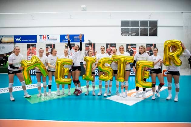 2 Bundesliga Women Pro Schwarz Weiss Erfurt vs Allbau Volleys Essen 09 03 2024 Cheers Schwarz Weiss Erfurt 2 Bundesliga Women Pro Schwarz Weiss Erfurt vs Allbau Volleys Essen Riethsporthalle Erfurt 09 03 2024 Copyright: xBEAUTIFULxSPORTS Duehringx