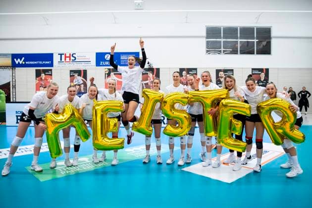 2 Bundesliga Women Pro Schwarz Weiss Erfurt vs Allbau Volleys Essen 09 03 2024 Cheering, from left Sina Stöckmann 8 Schwarz Weiss Erfurt , Ashlyn Maye Blotzer 7 Schwarz Weiss Erfurt , Tabea Éliane Dreiack 16 Schwarz Weiss Erfurt , Antonia Greskamp 9 Schwarz Weiss Erfurt , Alina Zellin 1 Schwarz Weiss Erfurt , Mia Mercedes Kettner 15 Schwarz Weiss Erfurt , Lara Alyssa Darowski 13 Schwarz Weiss Erfurt , Isabella Noble 5 Schwarz Weiss Erfurt , Pia Mohr 10 Schwarz Weiss Erfurt , Tina De Groot 12 Schwarz Weiss Erfurt , Mia Anna Stauß 11 Schwarz Weiss Erfurt and Silvie Pavlová 4 Schwarz Weiss Erfurt 2 Bundesliga Women Pro Schwarz Weiss Erfurt vs Allbau Volleys Essen Riethsporthalle Erfurt 09 03 2024 Copyright: xBEAUTIFULxSPORTS Duehringx