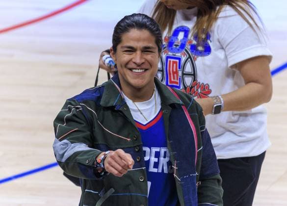 March 9, 2024, Los Angeles, California, USA: Actor Cristo Fernandez throws shirts to fans during the regular season NBA, Basketball Herren, USA game between the Los Angeles Clippers and the Chicago Bulls on Saturday March 9, 2024 at Crypto.com Arena in Los Angeles, California. Clippers defeat Bulls, 112-102. ARIANA RUIZ PI Los Angeles U.S - ZUMAp124 20240309_zaa_p124_036 Copyright: xArianaxRuizx