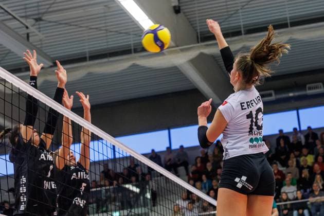 Pia Mohr Schwarz Weiss Erfurt, 10 against the block of Allbau Volleys Essen, 09 03 2024, Erfurt Germany , Volleyball, 2 Bundesliga Women Pro, Schwarz Weiss Erfurt Allbau Volleys Essen xprx